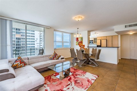 Condo in Hallandale Beach, Florida, 2 bedrooms  № 2039271 - photo 14
