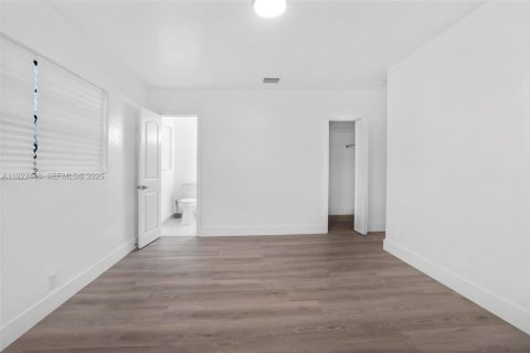 Casa en venta en Miami, Florida, 4 dormitorios, 153.85 m2 № 1976683 - foto 17