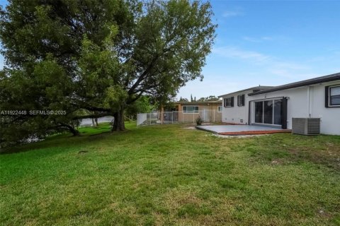Casa en venta en Miami, Florida, 4 dormitorios, 153.85 m2 № 1976683 - foto 29