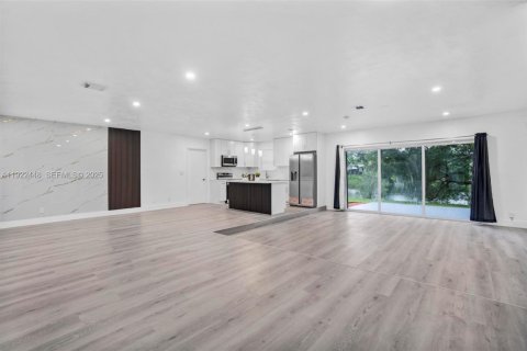 Casa en venta en Miami, Florida, 4 dormitorios, 153.85 m2 № 1976683 - foto 11