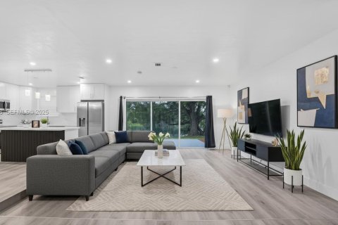 Casa en venta en Miami, Florida, 4 dormitorios, 153.85 m2 № 1976683 - foto 3