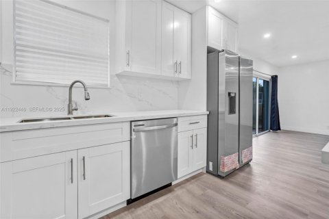 Casa en venta en Miami, Florida, 4 dormitorios, 153.85 m2 № 1976683 - foto 9