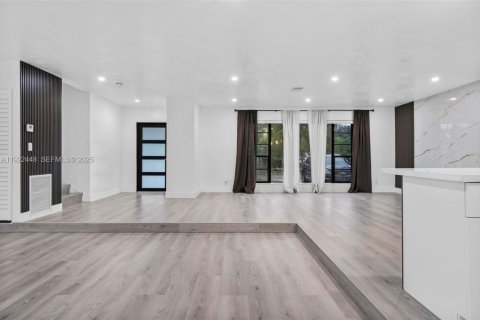 Casa en venta en Miami, Florida, 4 dormitorios, 153.85 m2 № 1976683 - foto 12