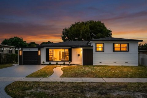 Casa en venta en Miami, Florida, 4 dormitorios, 153.85 m2 № 1976683 - foto 1