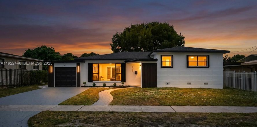 Casa en Miami, Florida 4 dormitorios, 153.85 m2 № 1976683