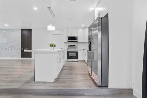 Casa en venta en Miami, Florida, 4 dormitorios, 153.85 m2 № 1976683 - foto 7