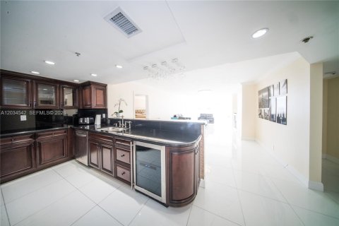 Copropriété à louer à Miami, Floride: 2 chambres, 137.4 m2 № 2154661 - photo 6