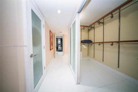 Copropriété à louer à Miami, Floride: 2 chambres, 137.4 m2 № 2154661 - photo 26