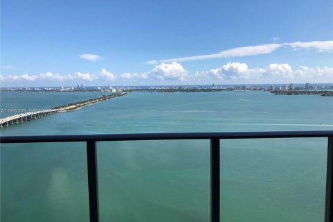 Copropriété à louer à Miami, Floride: 2 chambres, 123.19 m2 № 1990831 - photo 1