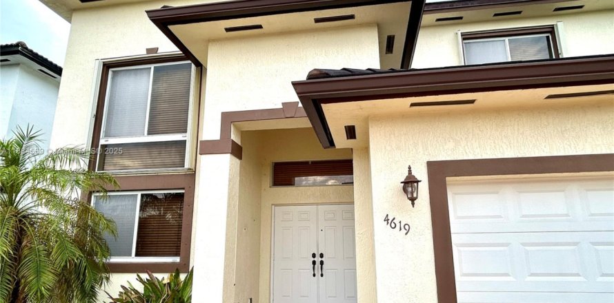 Дом в Майами, Флорида 4 спальни, 207.73м2 № 1930610