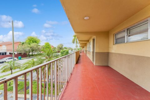 Condominio en alquiler en Sweetwater, Florida, 2 dormitorios, 72 m2 № 2042421 - foto 11