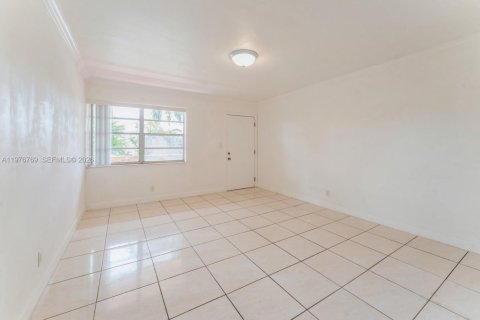 Condominio en alquiler en Sweetwater, Florida, 2 dormitorios, 72 m2 № 2042421 - foto 2