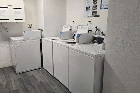 Condominio en alquiler en Sweetwater, Florida, 2 dormitorios, 72 m2 № 2042421 - foto 12