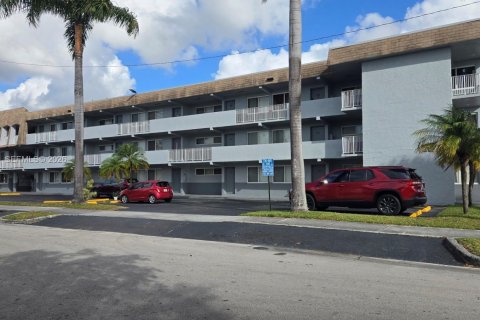 Condominio en Sweetwater, Florida, 2 dormitorios  № 2042421