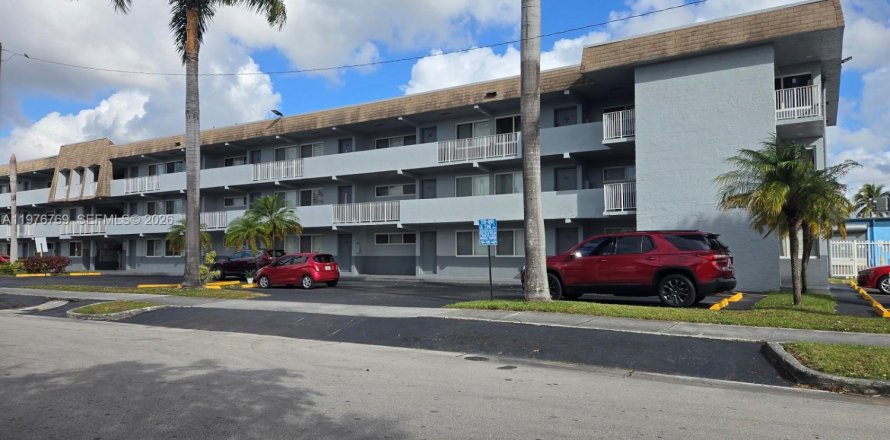 Condominio en Sweetwater, Florida, 2 dormitorios  № 2042421