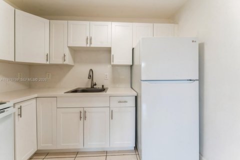 Condominio en alquiler en Sweetwater, Florida, 2 dormitorios, 72 m2 № 2042421 - foto 6