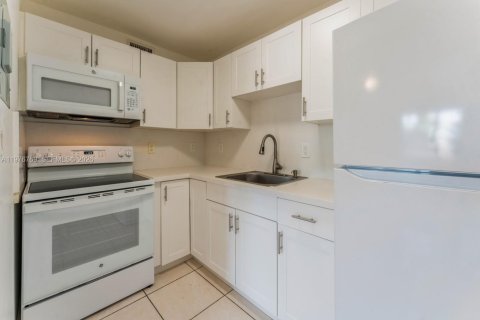 Condominio en alquiler en Sweetwater, Florida, 2 dormitorios, 72 m2 № 2042421 - foto 5