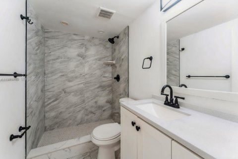 Condominio en alquiler en Sweetwater, Florida, 2 dormitorios, 72 m2 № 2042421 - foto 8