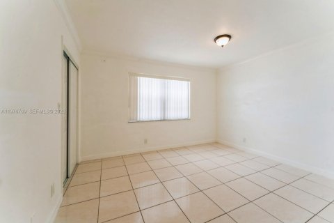 Condominio en alquiler en Sweetwater, Florida, 2 dormitorios, 72 m2 № 2042421 - foto 9