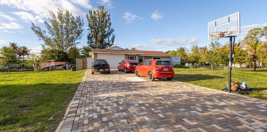 House in Loxahatchee Groves, Florida 3 bedrooms, 148.09 sq.m. № 2068240