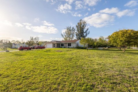 House in Loxahatchee Groves, Florida 3 bedrooms, 148.09 sq.m. № 2068240 - photo 2