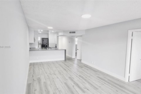 Снять в аренду кондоминиум в Тамарак, Флорида 2 спальни, 88.16м2, № 1965598 - фото 6