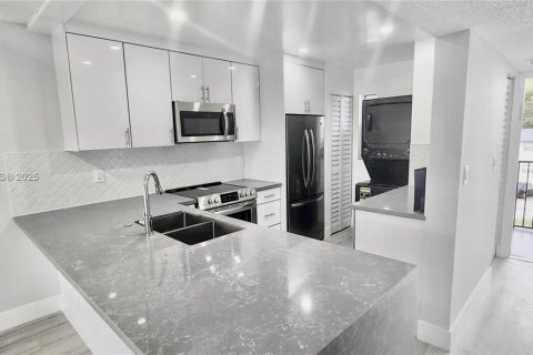 Снять в аренду кондоминиум в Тамарак, Флорида 2 спальни, 88.16м2, № 1965598 - фото 4