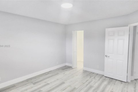 Снять в аренду кондоминиум в Тамарак, Флорида 2 спальни, 88.16м2, № 1965598 - фото 9