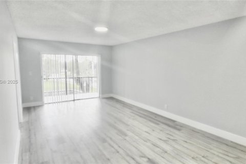 Снять в аренду кондоминиум в Тамарак, Флорида 2 спальни, 88.16м2, № 1965598 - фото 7