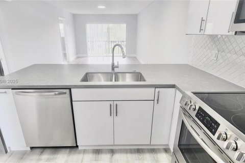 Снять в аренду кондоминиум в Тамарак, Флорида 2 спальни, 88.16м2, № 1965598 - фото 2