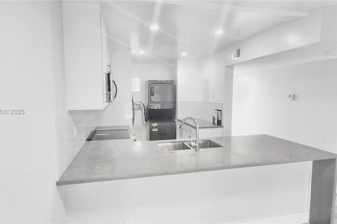 Снять в аренду кондоминиум в Тамарак, Флорида 2 спальни, 88.16м2, № 1965598 - фото 3