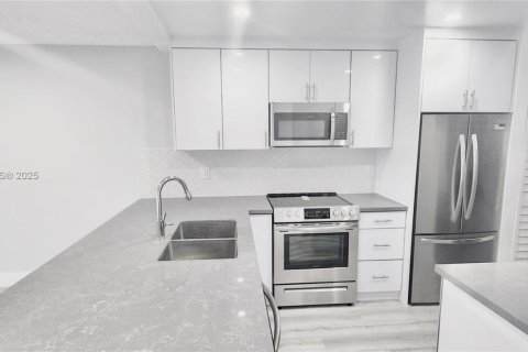 Снять в аренду кондоминиум в Тамарак, Флорида 2 спальни, 88.16м2, № 1965598 - фото 1