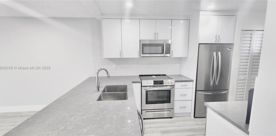 Кондоминиум с 2 спальнями в Тамарак, Флорида № 1965598