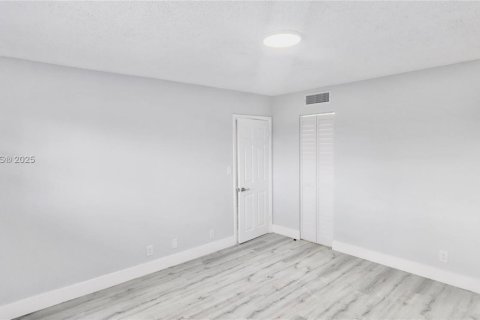 Снять в аренду кондоминиум в Тамарак, Флорида 2 спальни, 88.16м2, № 1965598 - фото 8