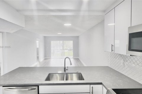 Снять в аренду кондоминиум в Тамарак, Флорида 2 спальни, 88.16м2, № 1965598 - фото 5