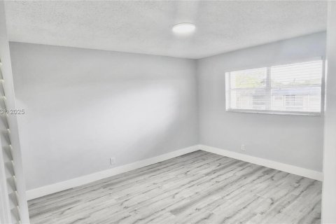 Снять в аренду кондоминиум в Тамарак, Флорида 2 спальни, 88.16м2, № 1965598 - фото 10