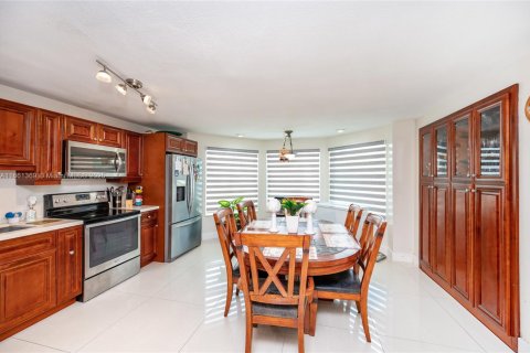 Villa ou maison à vendre à Miami, Floride: 4 chambres, 252.51 m2 № 1889518 - photo 18