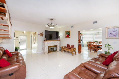 Villa ou maison à vendre à Miami, Floride: 4 chambres, 252.51 m2 № 1889518 - photo 17