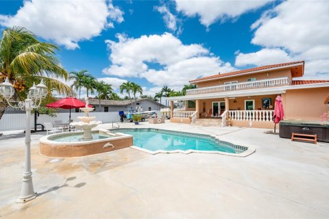 Villa ou maison à vendre à Miami, Floride: 4 chambres, 252.51 m2 № 1889518 - photo 10