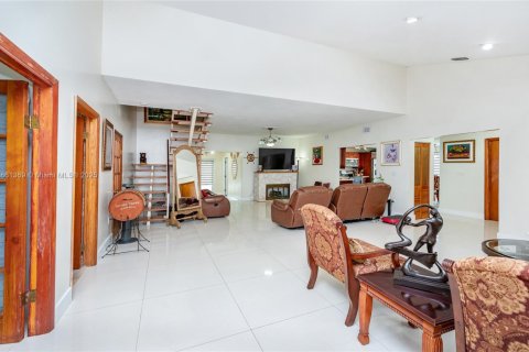 Villa ou maison à vendre à Miami, Floride: 4 chambres, 252.51 m2 № 1889518 - photo 16