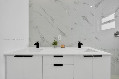 Villa ou maison à vendre à Miami, Floride: 4 chambres, 158.31 m2 № 1940922 - photo 23