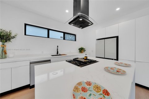 Villa ou maison à vendre à Miami, Floride: 4 chambres, 158.31 m2 № 1940922 - photo 8