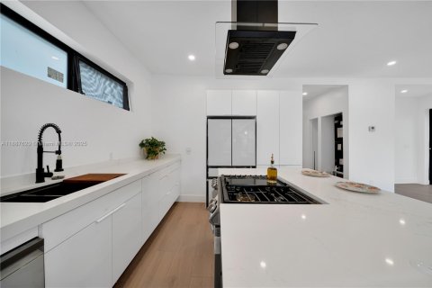 Villa ou maison à vendre à Miami, Floride: 4 chambres, 158.31 m2 № 1940922 - photo 11