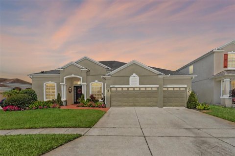 House in Orlando, Florida 5 bedrooms, 305.37 sq.m. № 1795745 - photo 1