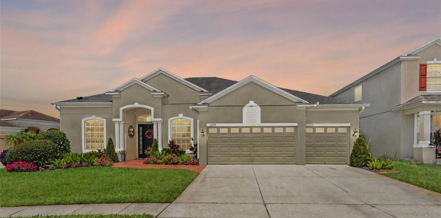 House in Orlando, Florida 5 bedrooms, 305.37 sq.m. № 1795745