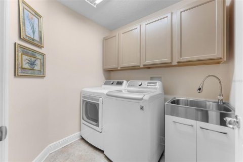 House in Orlando, Florida 5 bedrooms, 305.37 sq.m. № 1795745 - photo 24