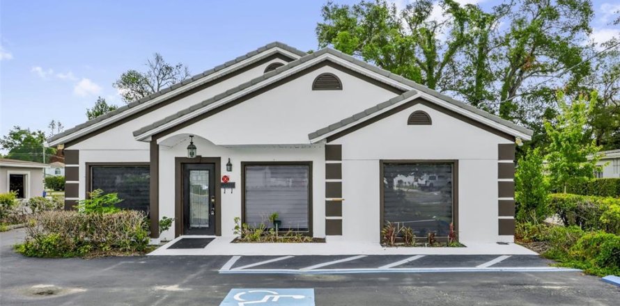 Propiedad comercial en Altamonte Springs, Florida 141.21 m2 № 2100885