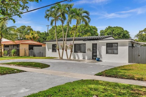 House in North Miami, Florida 4 bedrooms, 160.16 sq.m. № 2069773 - photo 6