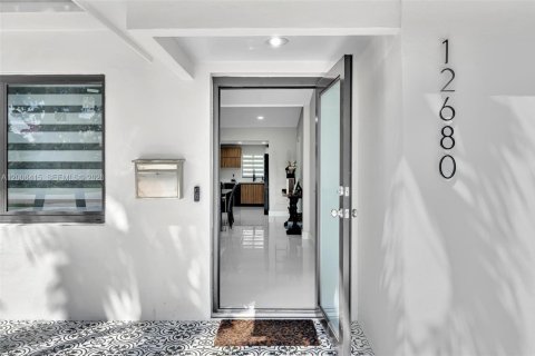 House in North Miami, Florida 4 bedrooms, 160.16 sq.m. № 2069773 - photo 7