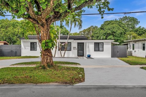 House in North Miami, Florida 4 bedrooms, 160.16 sq.m. № 2069773